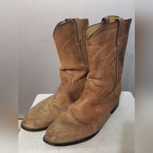 MENS TAN DIAMOND BOOTS. SIZE 10D.